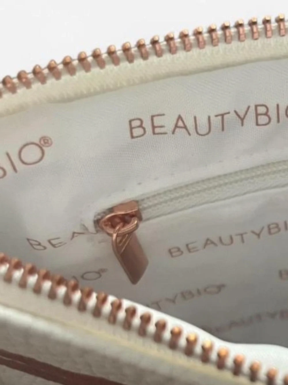 Beautybio White and Pink Faux Leather Lip Pattern Wristlet Makeup Cosmetic Bag